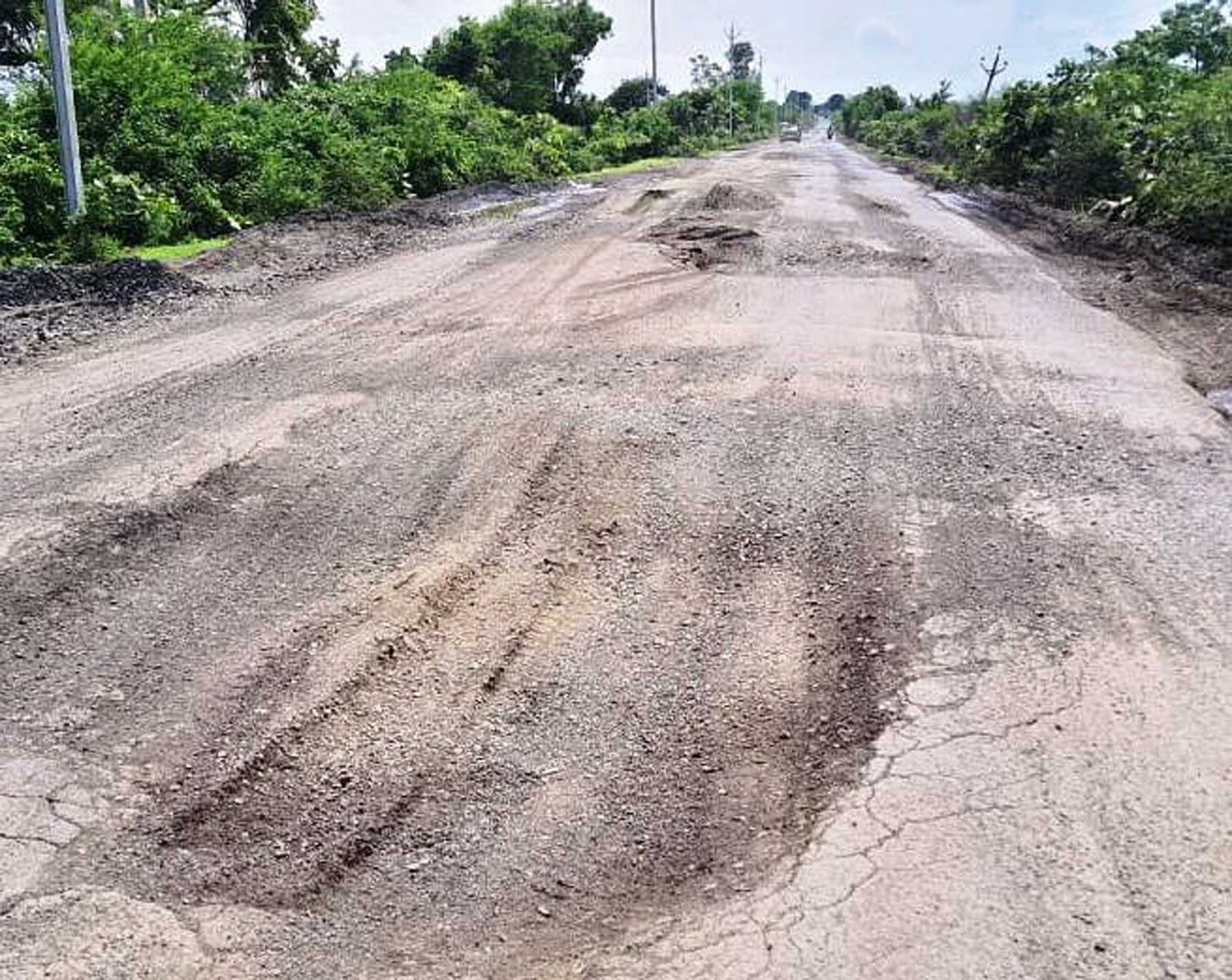 गड्डों में सडक़ या सडक़ पर गड्डे कुछ ऐसे हालात से गुजर रहा भैरूंदा संदलपुर मार्ग