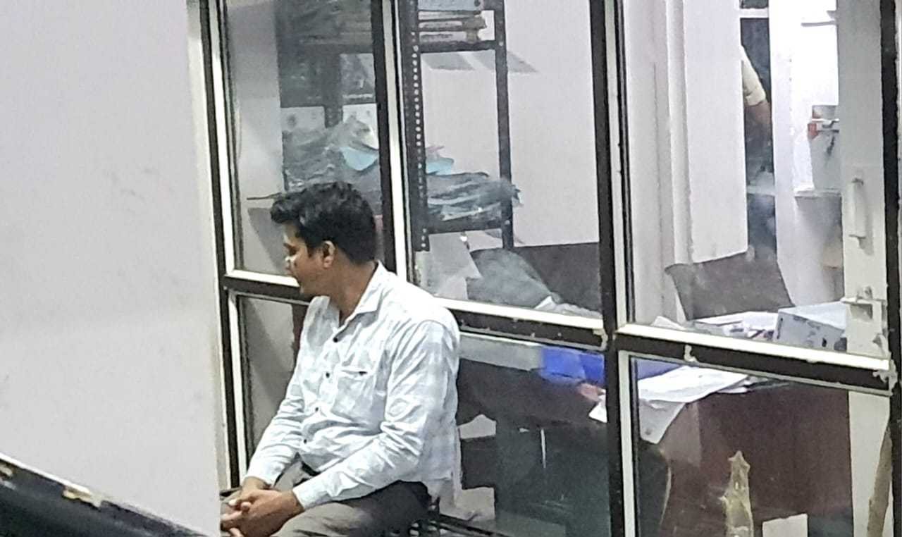 युवती ने डाक्टर पर अश्लील हरकत करने के लगाए आरोप, पुलिस हिरासत में डाक्टर कुरैशी