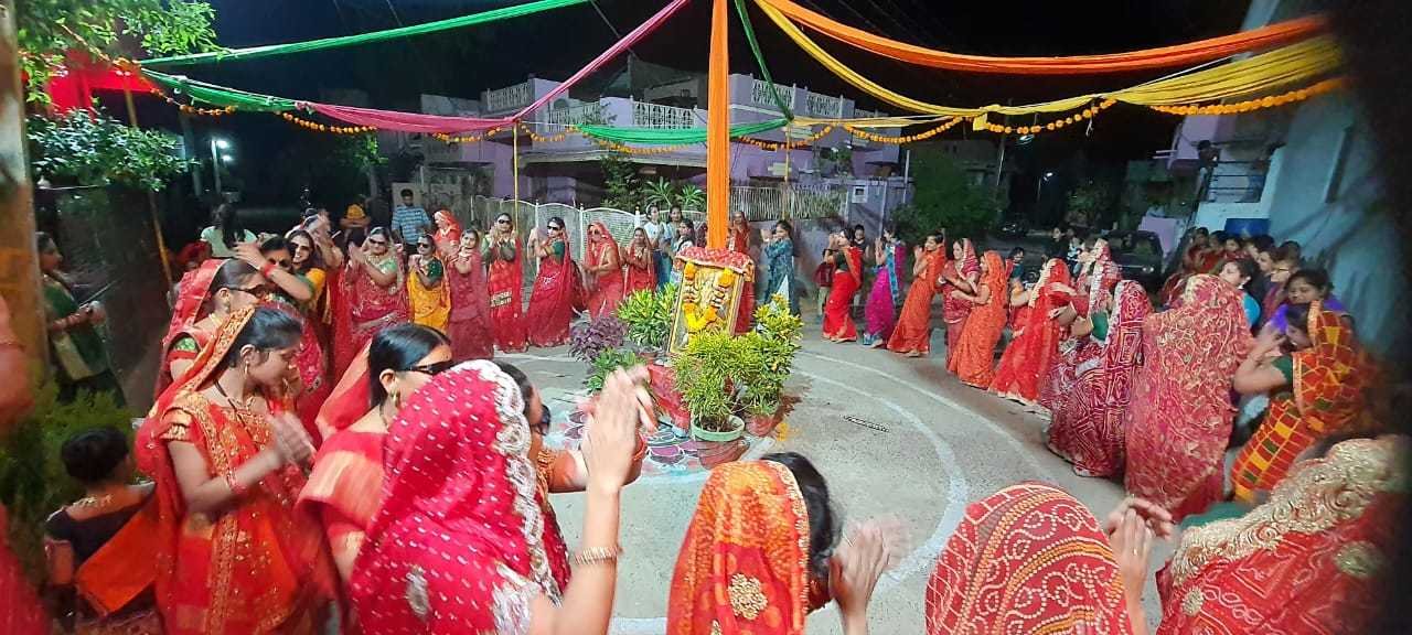 नवरात्रि की अष्टमी पर महाआरती के साथ महिलाओ ने किए रंगारंग गरबे 