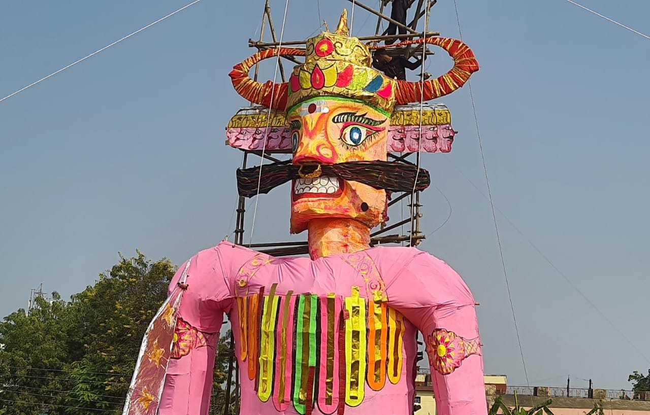 चर्चे बीस फीट लंबी मूछ वाले रावण के..
