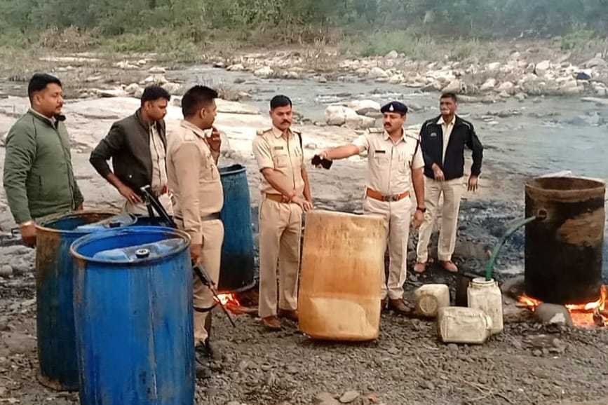 बड़वाह पुलिस ने जंगल में दबिश देकर की बढ़ी कार्यवाही
