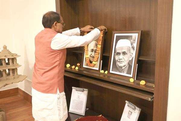 मुख्यमंत्री चौहान ने राष्ट्रपिता महात्मा गांधी और श्रद्धेय लाल बहादुर शास्त्री जी की जयंती पर नमन किया