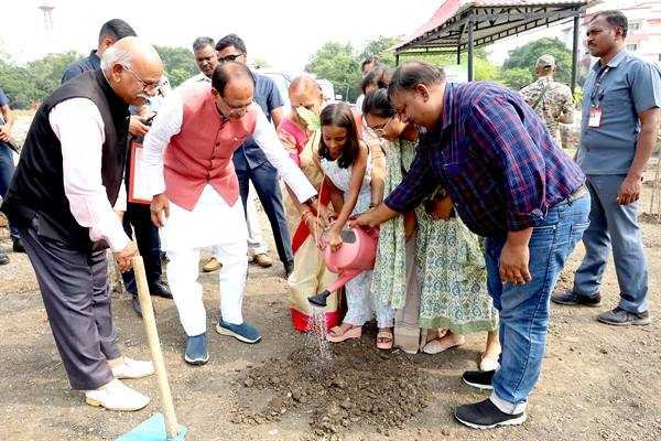 मुख्यमंत्री चौहान ने बेलपत्र, कदम्ब और जामुन के पौधे रोपे