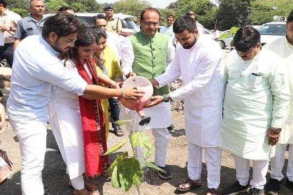 मुख्यमंत्री चौहान ने बरगद, गूलर और बेलपत्र के पौधे रोपे