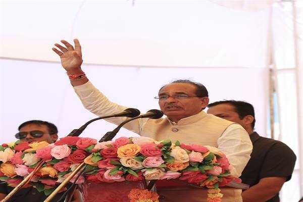 मुख्यमंत्री चौहान ने हरी झण्डी दिखाकर ट्रेन को किया रवाना