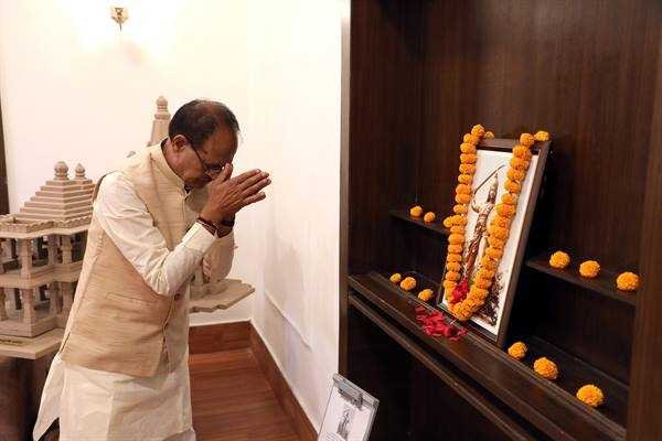 मुख्यमंत्री चौहान ने वीरांगना रानी दुर्गावती की जयंती पर नमन किया