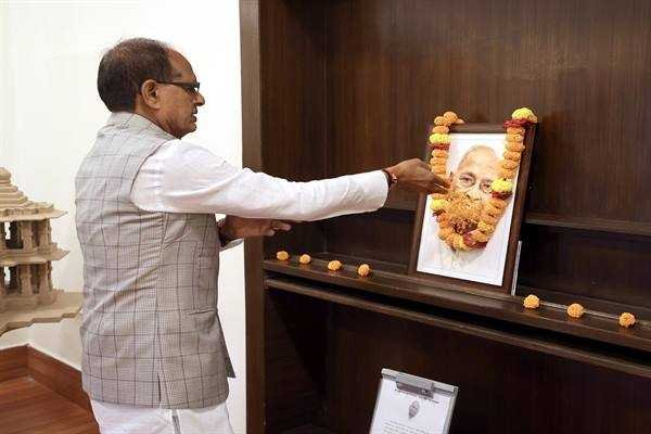मुख्यमंत्री चौहान ने श्रद्धेय प्यारेलाल जी खंडेलवाल की पुण्य-तिथि पर किया नमन
