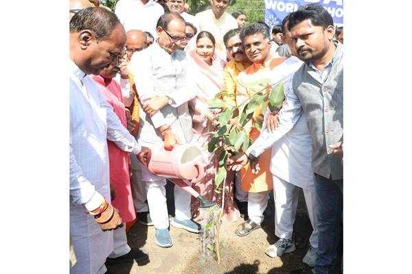 मुख्यमंत्री चौहान ने सामाजिक संगठनों के सदस्यों और विद्यार्थियों के साथ लगाए पौधे