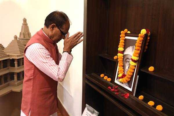 मुख्यमंत्री चौहान ने लोकनायक जयप्रकाश नारायण की पुण्यतिथि पर किया नमन