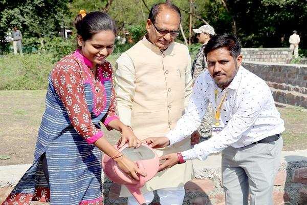 मुख्यमंत्री चौहान ने सामाजिक कार्यकर्ताओं के साथ लगाए पौधे