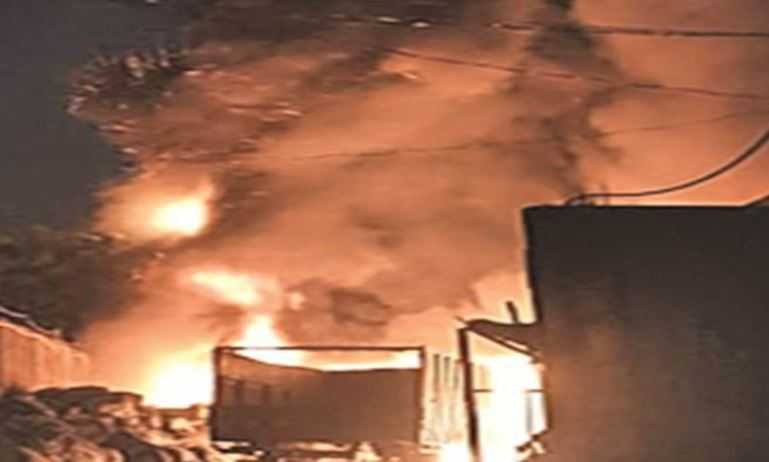 कबाड़ी यार्ड में लगी भीषण आग, मचा हड़कंप