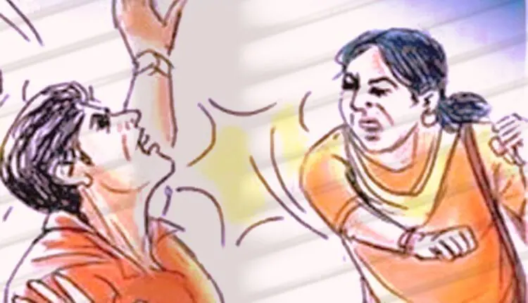 नकल से रोका तो महिला ने टीचर की शर्ट फाड़ी, परीक्षा हॉल में मारपीट, गार्ड को जड़ा थप्पड़