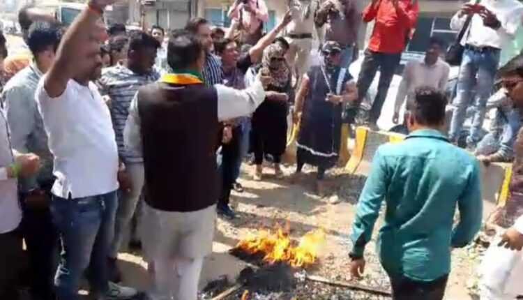 कांग्रेस की कलह सड़कों पर, इंदौर 4 के प्रत्याशी राजा मंघवानी के विरोध में पार्टी कार्यालय के बाहर कार्यकर्ताओं ने पुतला फूंका