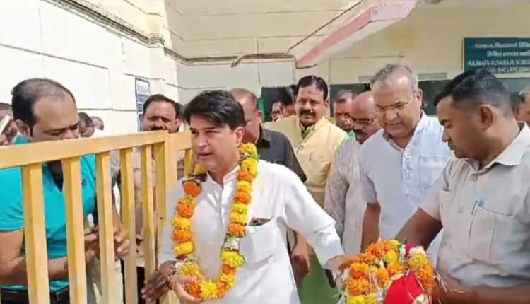 सिंधिया ने कांग्रेस के वचन पत्र को गहरी खाई बताया, कमलनाथ-दिग्विजय के बीच कपड़ा फाड़ बयान पर कसा तंज