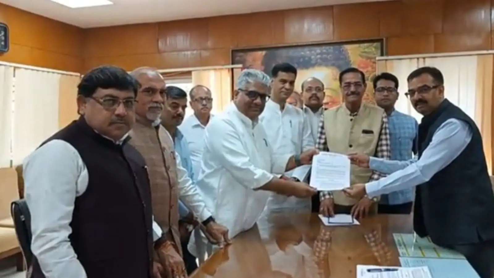 रिटर्निंग अधिकारियों ने हटाये वाहनों पर और घरों पर लगे झंडे, शिकायत लेकर निर्वाचन आयोग पहुंची भाजपा
