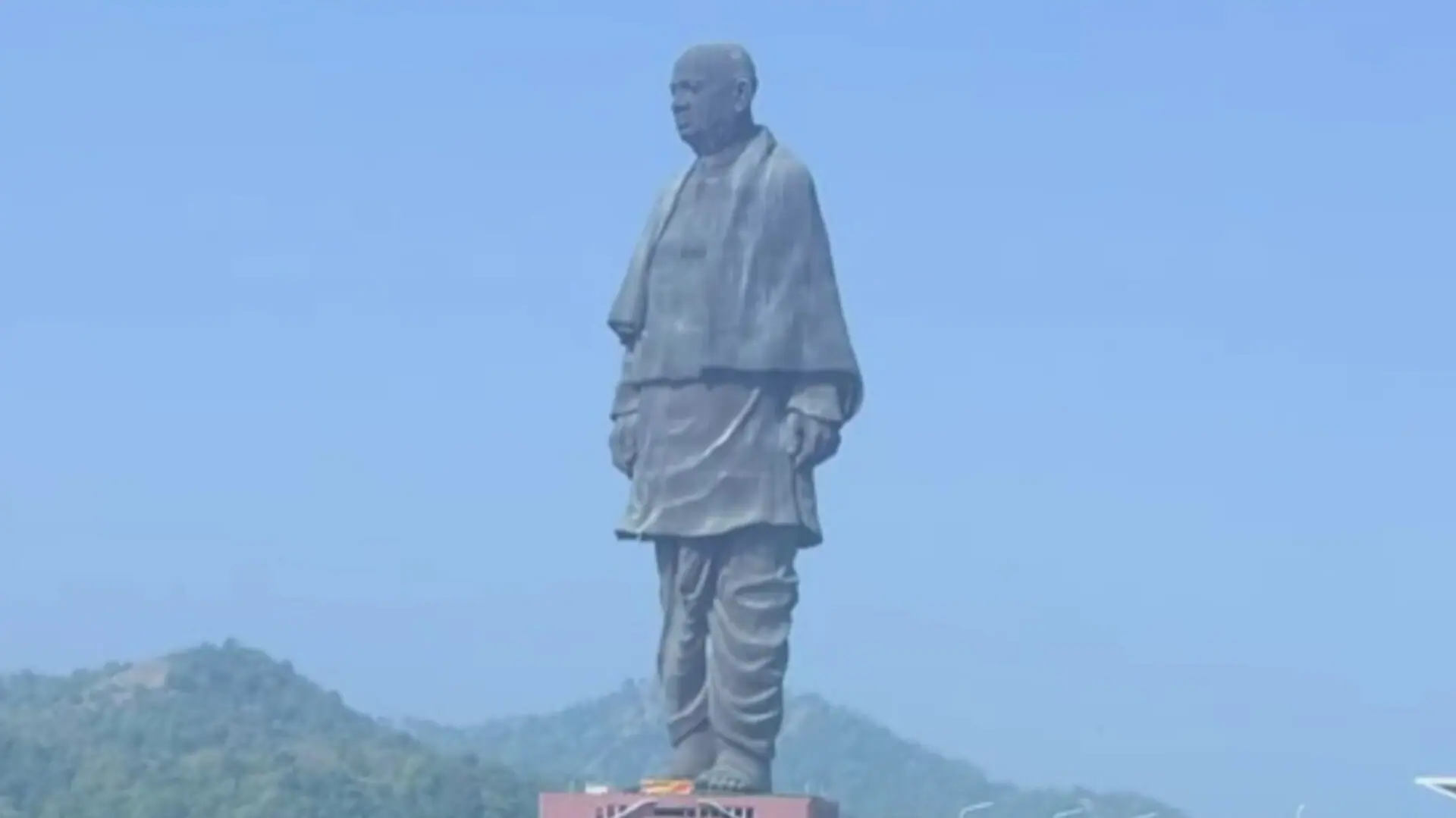 सरदार पटेल की जयंती पर पीएम मोदी ने किया नमन, स्टैच्यू ऑफ यूनिटी पहुंचकर दी पुष्पांजलि