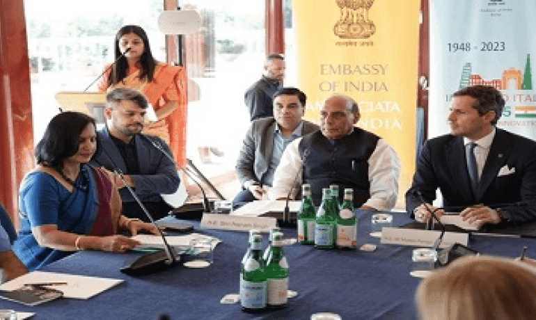 रक्षा मंत्री राजनाथ सिंह ने इटली की रक्षा से संबंधित कम्‍पनियों के मुख्‍य कार्यकारी अधिकारियों और रक्षा जगत के उद्योगपतियों से मुलाकात की