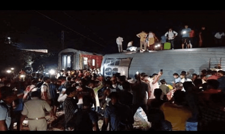 बक्‍सर में नॉर्थ ईस्‍ट सुपरफास्‍ट एक्‍सप्रेस रेलगाडी की बोगी पटरी से उतरी, चार लोगों की मौत और सौ से ज्यादा घायल