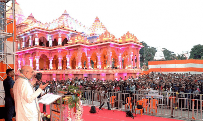 केन्द्रीय गृहमंत्री अमित शाह ने पश्चिम बंगाल के सियालदह में श्रीराम मंदिर की थीम पर आधारित दुर्गा पूजा पंडाल का उद्घाटन किया