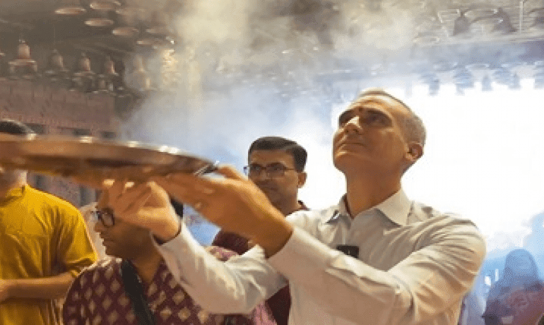 दिल्ली के सीआर पार्क में अमेरिकी राजदूत एरिक गार्सेटी ने मां दुर्गा की आरती की