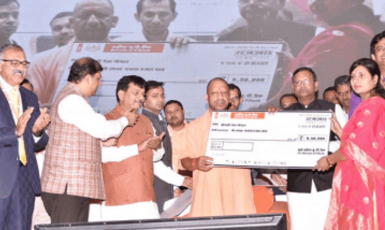 मुख्यमंत्री योगी आदित्यनाथ ने गोरखपुर में वृहद रोजगार मेले में लाभार्थियों को पांच सौ करोड़ रुपये का ऋण वितरित किया
