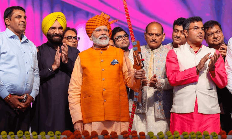 प्रधानमंत्री नरेन्‍द्र मोदी ने समाज में सौहार्द को नुकसान पहुंचाने वाली जातिवाद और क्षेत्रवाद जैसी विकृतियों को समाप्‍त करने का आह्वान किया