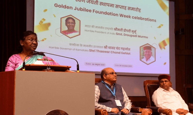 राष्‍ट्रपति द्रौपदी मुर्मु ने कर्नाटक के बेंगलुरु में भारतीय प्रबंधन संस्‍थान बेंगलौर के स्‍वर्ण जयंती समारोह के अंतर्गत स्‍थापना सप्‍ताह का उद्घाटन किया