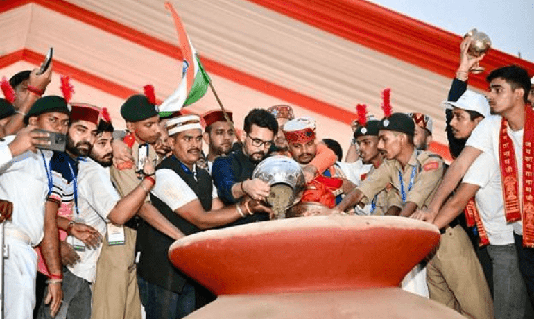 अनुराग सिंह ठाकुर ने हिमाचल प्रदेश के कलश यात्रियों के साथ अमृत कलश में मिट्टी डाली