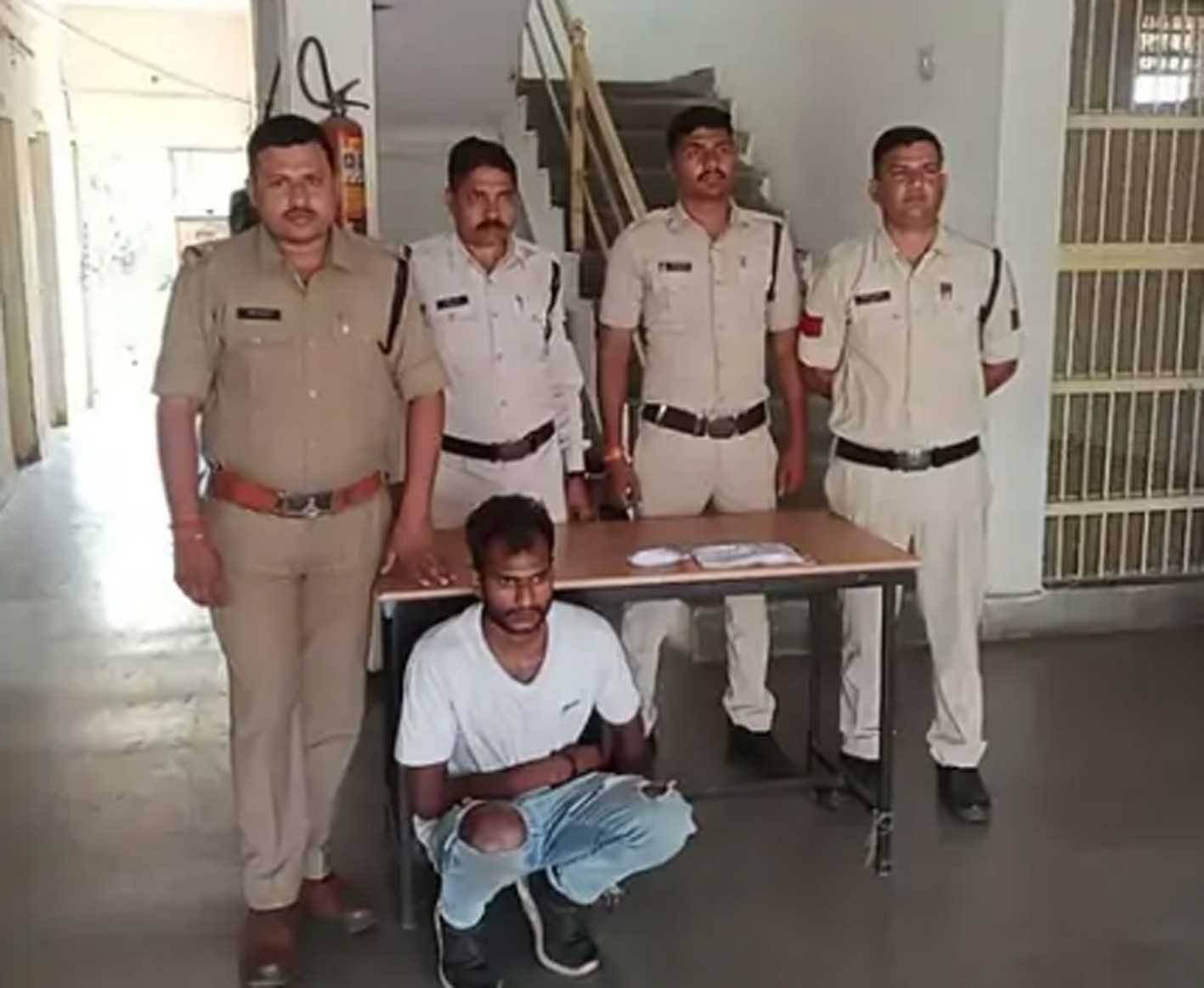 देशी कट्टा और जिंदा कारतूस के साथ युवक को किया गिरफ्तार  