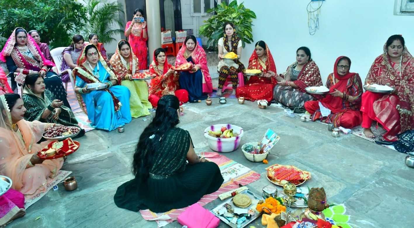 लंबी आयु की कामना ….  सुहागिनों ने व्रत रखकर सुनी कथा, दिया अर्घ