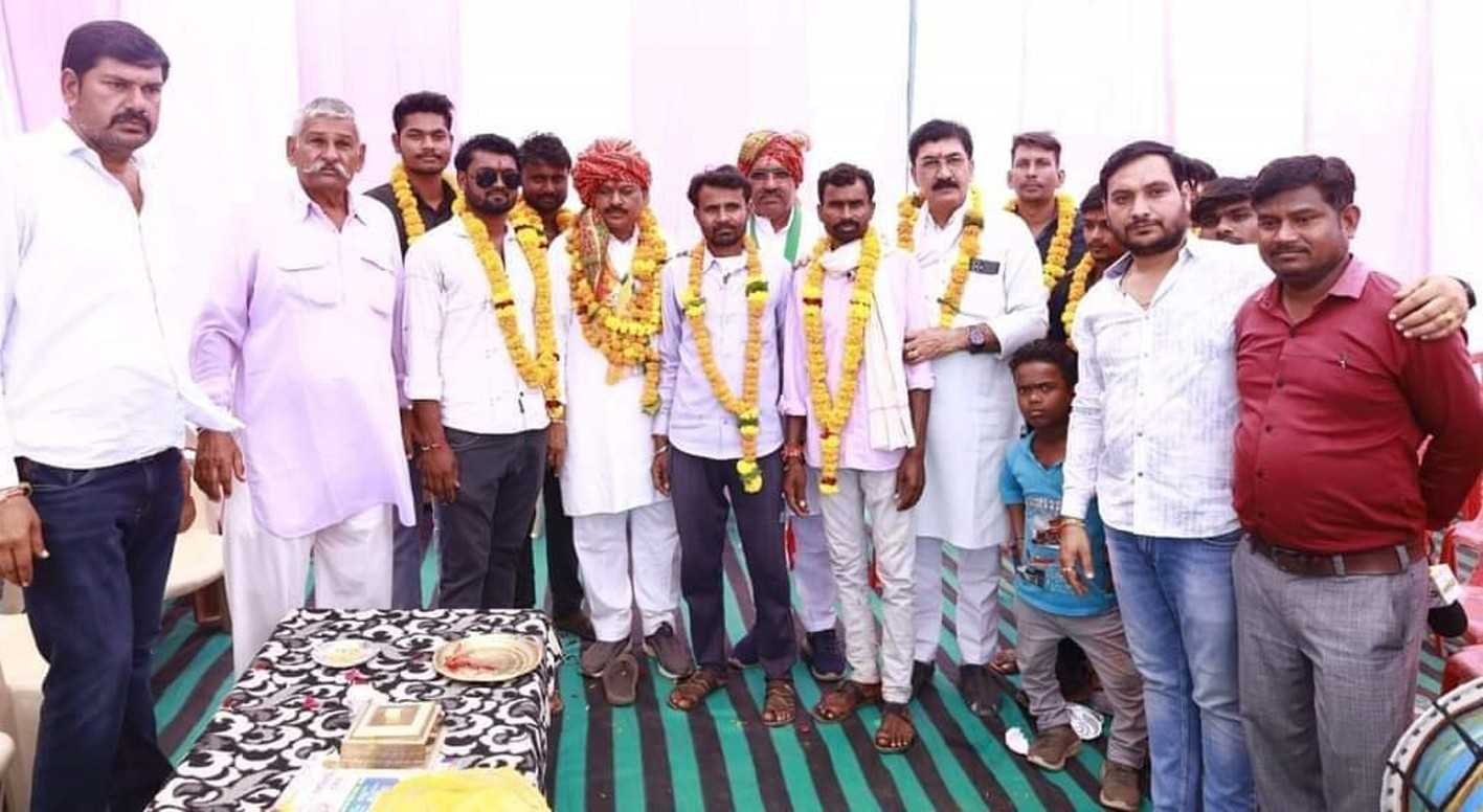 कांग्रेस प्रत्याशी ने विभिन्न गांवों में जनसंपर्क किया
