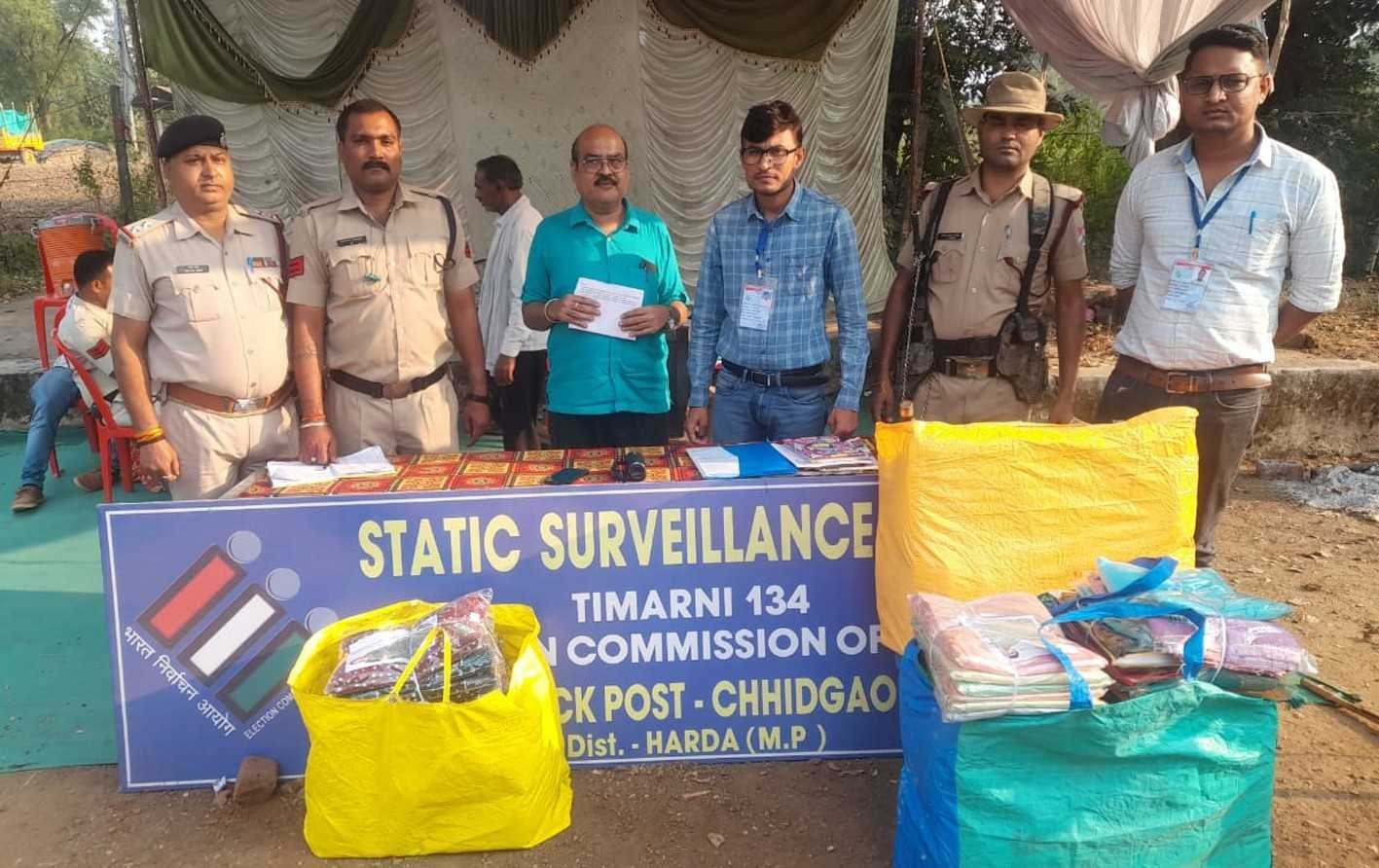 6 लाख रुपए के कपड़े व 1.15 लाख रुपए नगद जप्त
