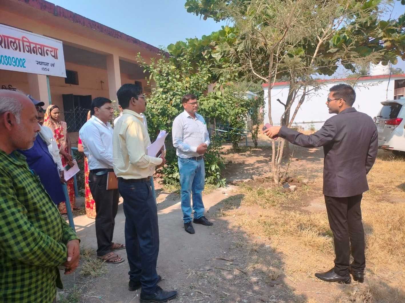 कलेक्टर ने मतदान केन्द्रों का निरीक्षण किया