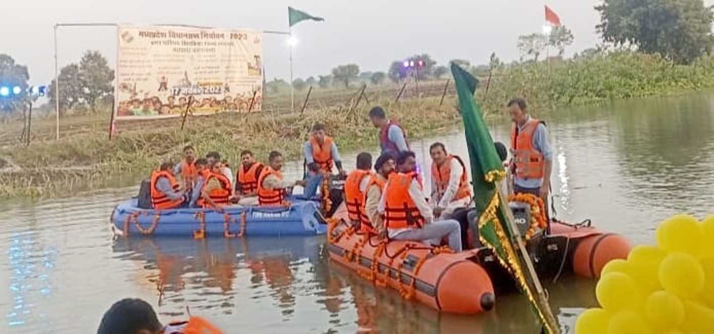 नौका विहार के माध्यम से की मतदान की अपील