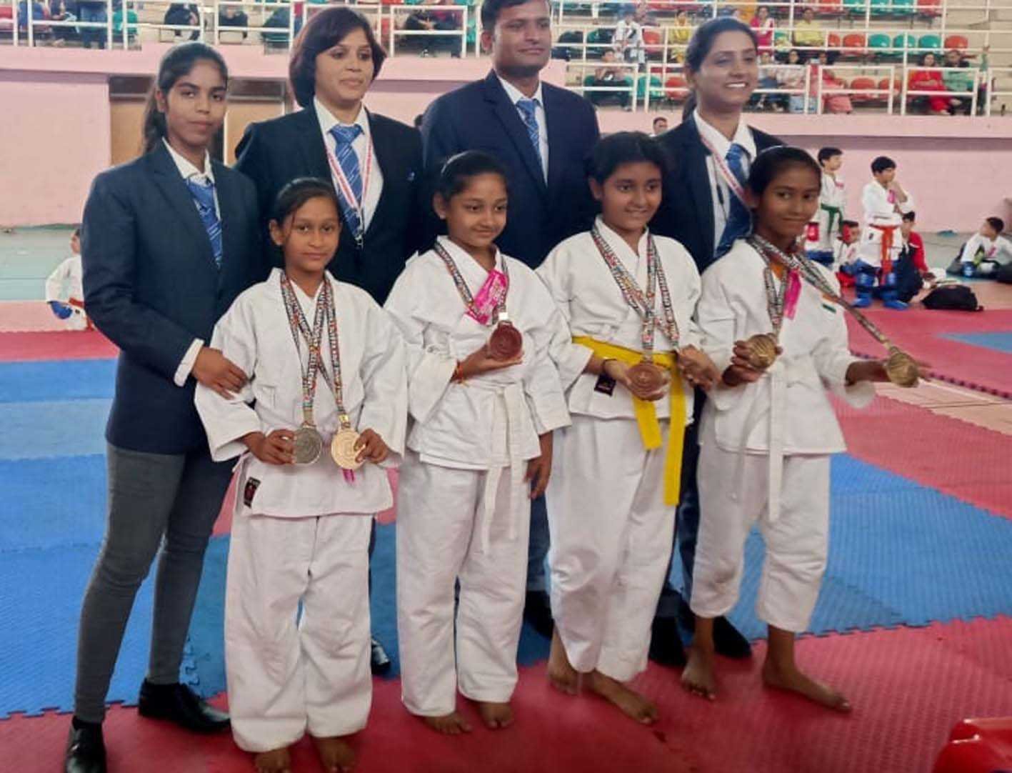महर्षि ज्ञानपीठ के धु्रव और ईशा ने जीते मैडल