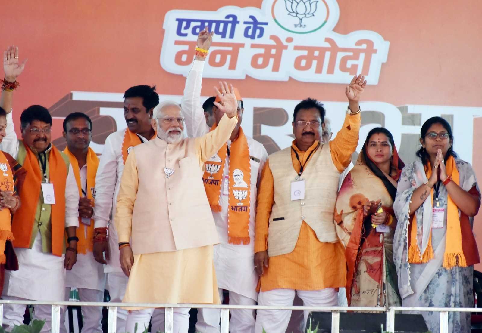 भ्रष्टाचार करने के लिए कांग्रेस सत्ता में आने के लिए फड़फड़ा रही : प्रधानमंत्री