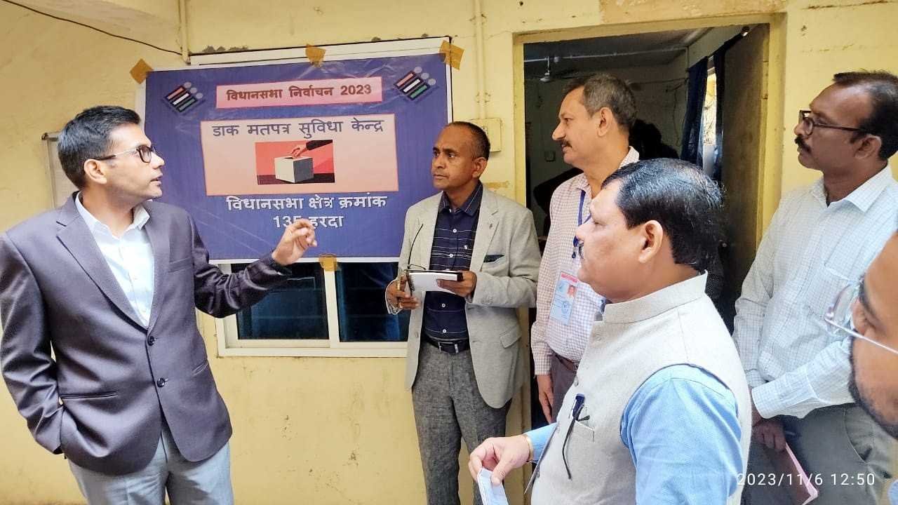 कलेक्टर ने निर्वाचन की तैयारियों का लिया जायजा