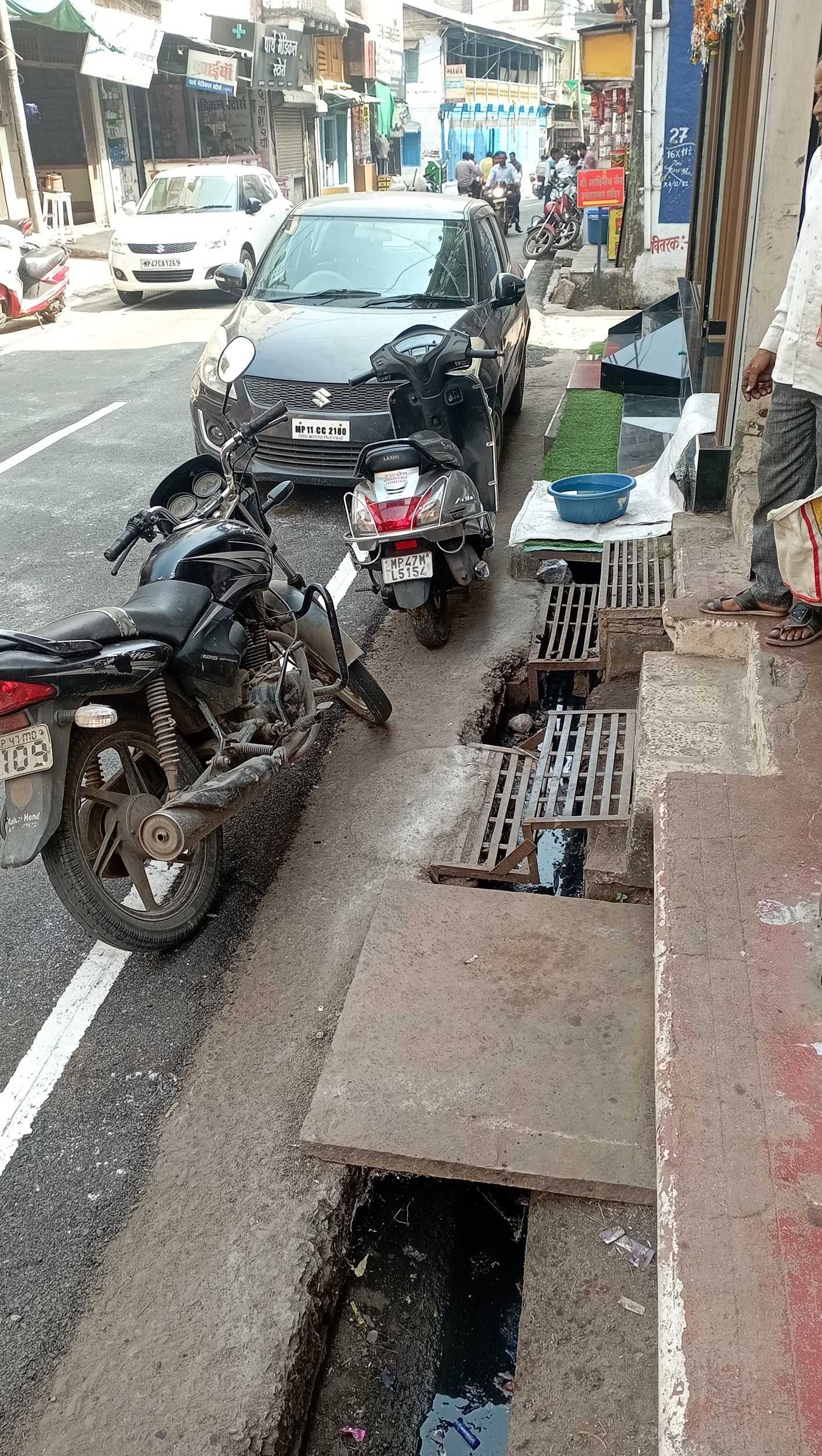 नरसिंह वार्ड में नालियों में जमा पानी, बदबू से रहवासी परेशान