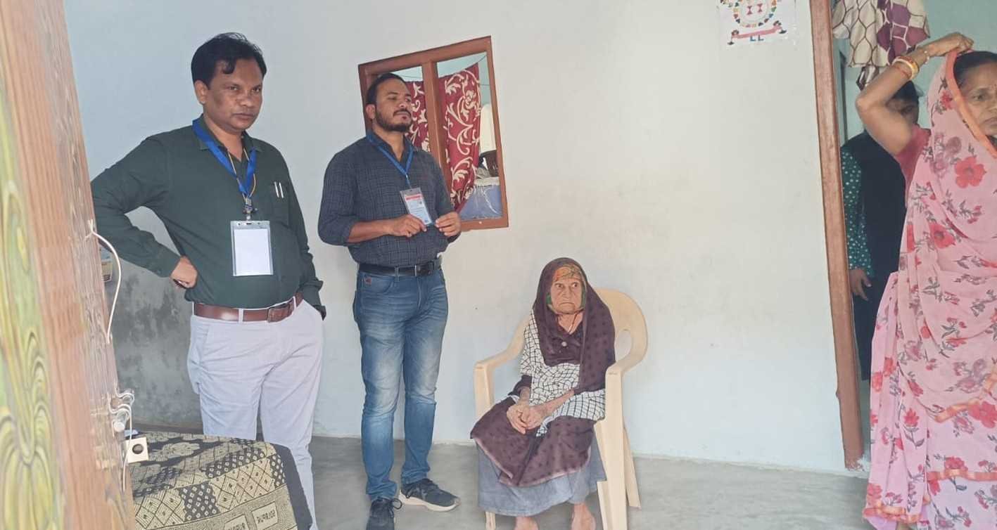 बुजुर्ग व दिव्यांग घर से ही कर रहे मतदान