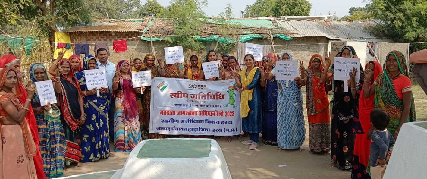 मेहन्दी, रंगोली व शपथ ग्रहण के माध्यम से की मतदान की अपील