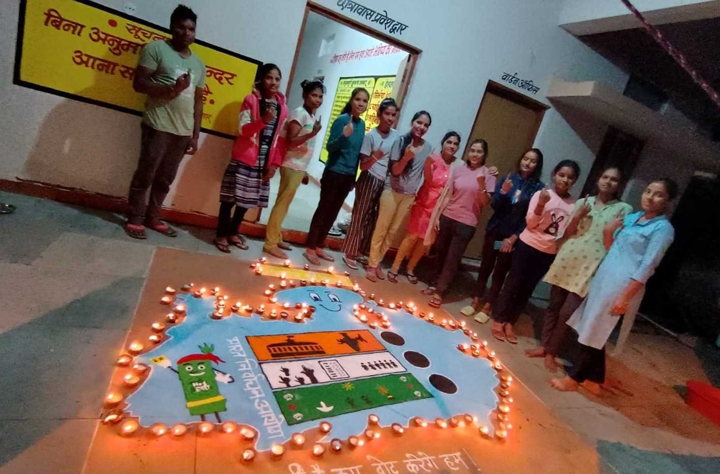 रांंगोली व शपथ के माध्यम से दिया मतदान का संदेश