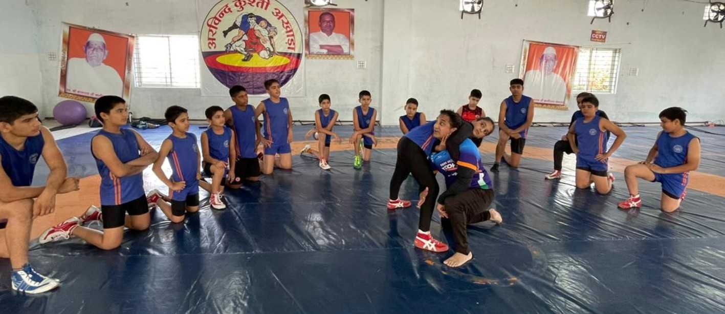 पहलवानों को सिखाए कुश्ती के दाव-पेंच