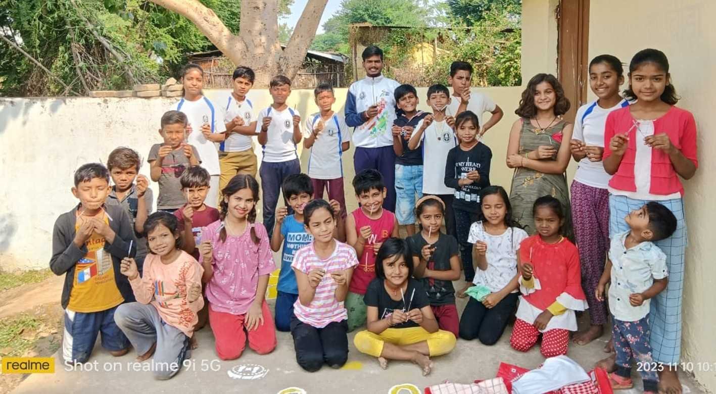बच्चों को बांटी जरूरत की सामग्री