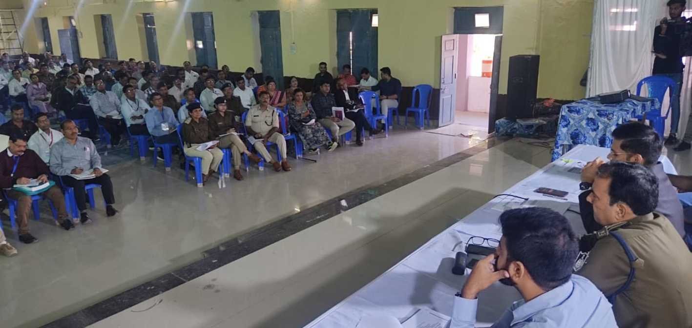 कलेक्टर ने की निर्वाचन तैयारियों की समीक्षा  