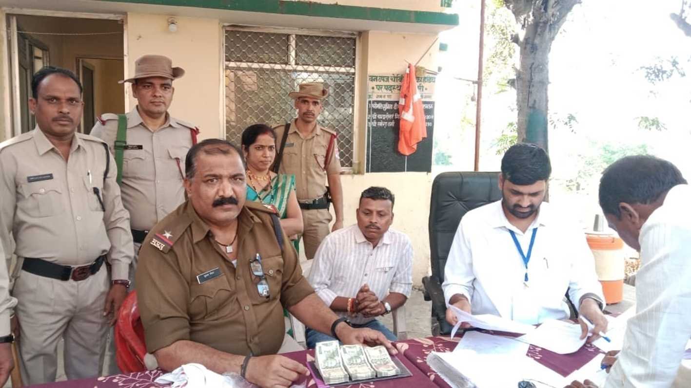 स्थैतिक निगरानी दल ने 1.35 लाख रुपए नगदी व प्रचार सामग्री जप्त की