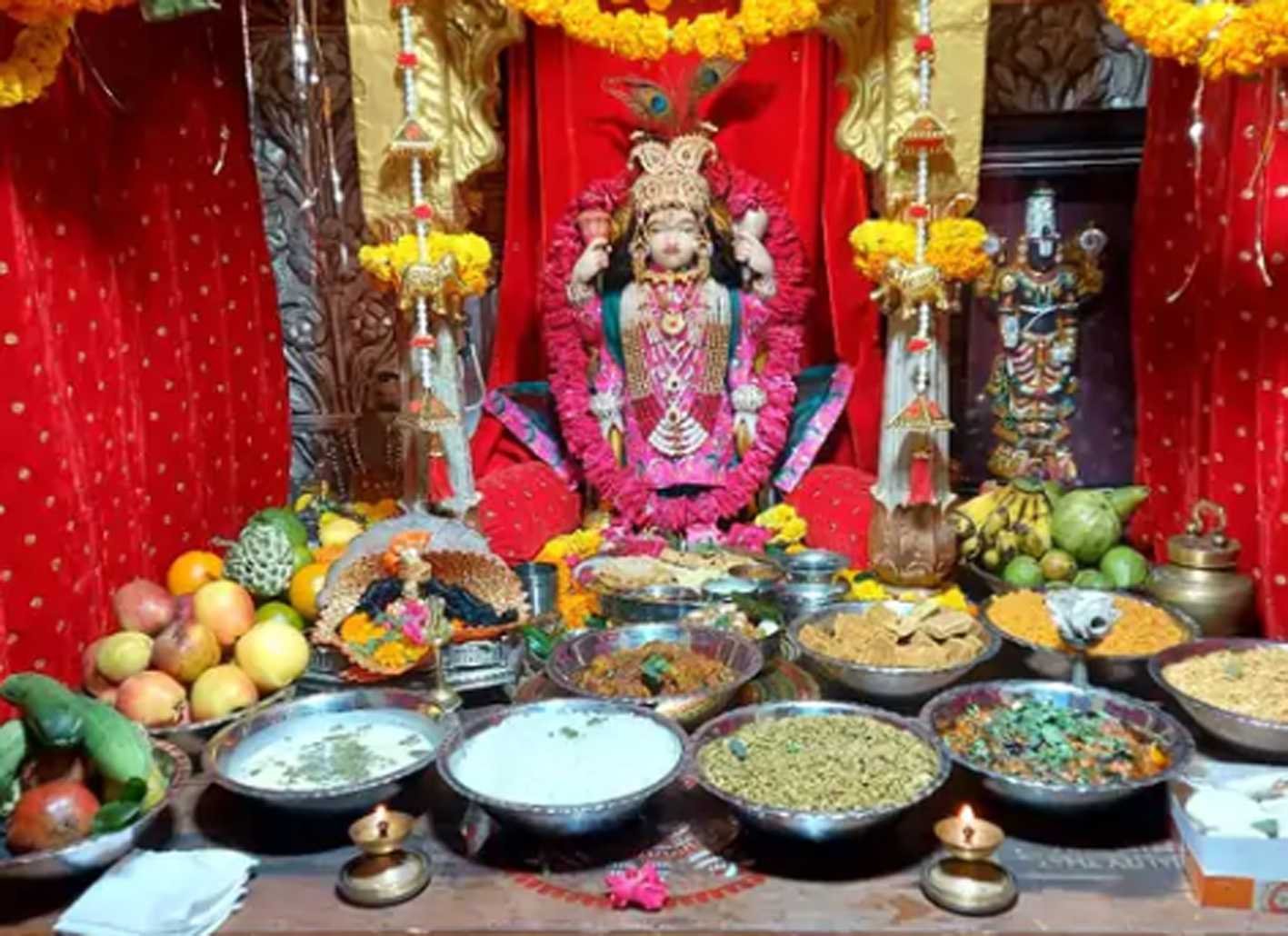 सत्यनारायण मंदिर में भगवान को लगाए ५६ भोग