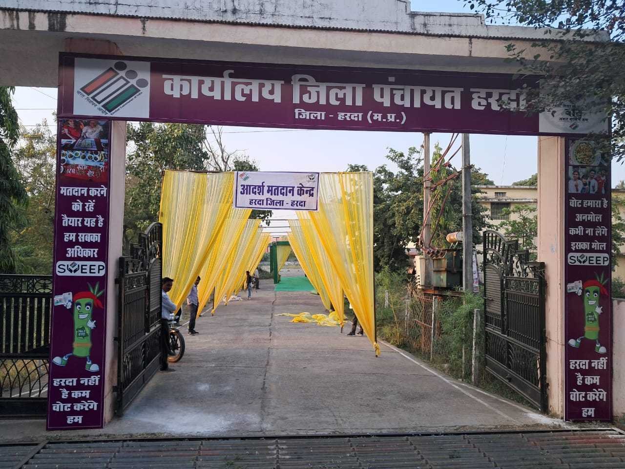 लोकतंत्र का महापर्व आज…..  मतदान केन्द्रों पर पहुंचे दल, सुरक्षा चाक-चौबंद
