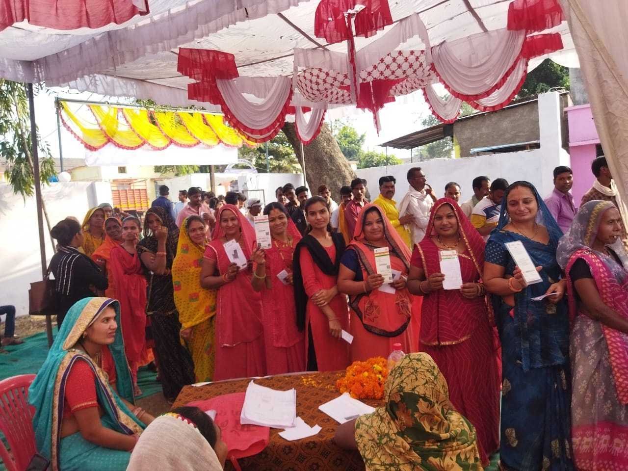 मतदान को लेकर सुबह से ही बूथ कंेद्रो पर लगी कतार
