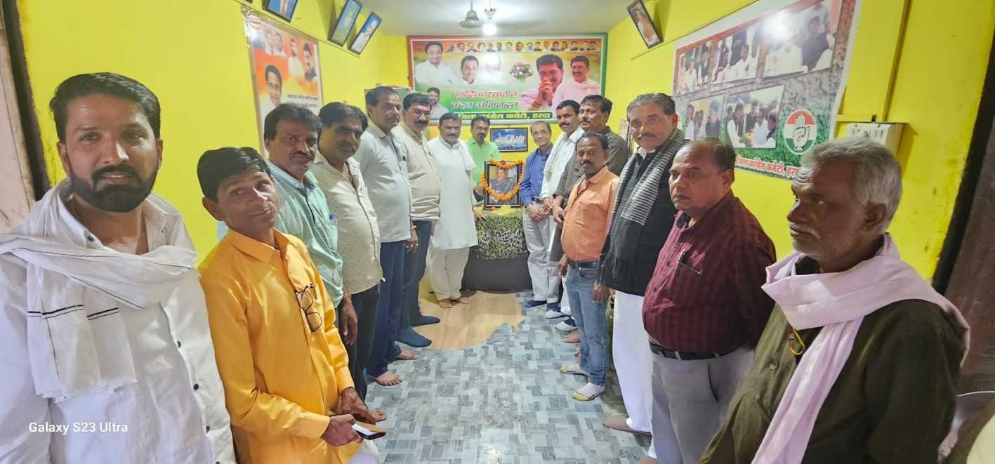 कांग्रेस में मनाई इंदिरा गांधी की जयंती