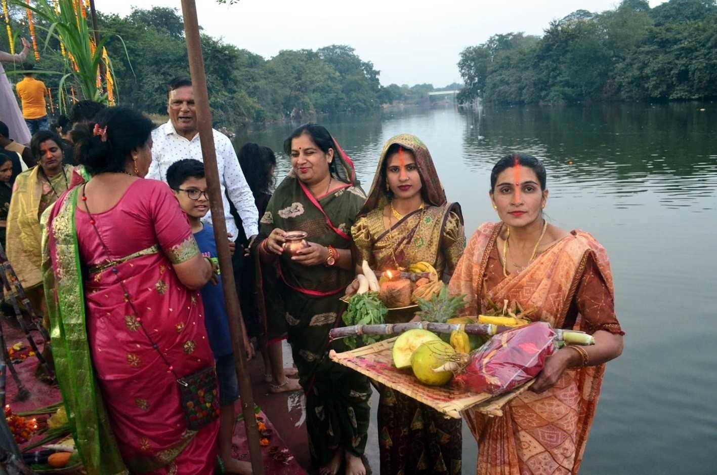 महापर्व छठ : भगवान भास्कर को गंगाजल से दिया अर्घ्य